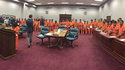 صورة تظهر عشرات المهاجرين في محاكمة جماعية بأمريكا