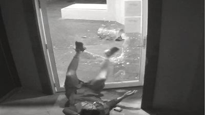 بالفيديو.. غباء لص يضعه في موقف محرج أثناء محاولة سرقة منزل