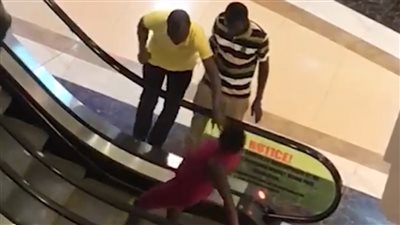 امرأة تتعرض لموقف محرج أثناء صعودها سلما كهربائيا (فيديو)