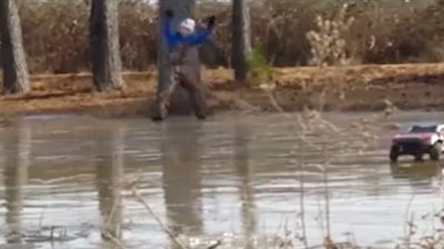 نهاية مروعة لرجل حاول تقليد ابنه (فيديو)