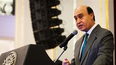 مميش: 107 سفن تعبر قناة السويس خلال يومين