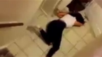 بالفيديو.. لحظة سقوط فتاة حسناء بطريقة مروعة من أعلى الدرج