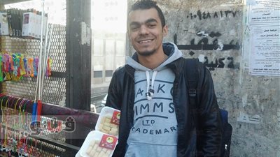 طالب بتجارة القاهرة يبيع «السعادة» على أبواب الجامعة «تقرير»