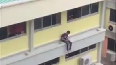 بالفيديو.. لحظة إنقاذ شاب حاول الانتحار من أعلى بناية