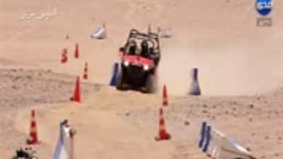 بالفيديو.. قلق «أبو الليف» أثناء قيادته سيارة سباق في «دوس بنزين»