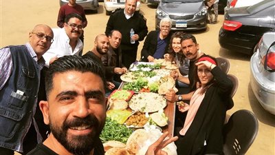 أمير كرارة يشتري «فول وطعمية» يوميًا لفريق مسلسله «الكلبش»