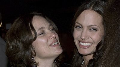 «أنجلينا جولي » تستعين بوالدتها في تربية أطفالها