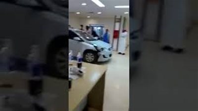اقتحام رجل لبوابة مستشفى في الرياض بسيارته (فيديو)