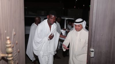 بالفيديو والصور.. «بوجبا» يخطف الأنظار في عمرة رمضان