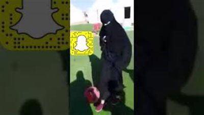 فتاة سعودية تشعل «الإنترنت» بمهاراتها الكروية (فيديو)