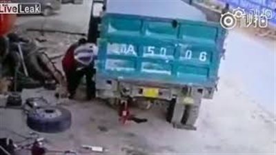 لحظة انفجار إطار ضخم وإطاحته بسائق (فيديو)