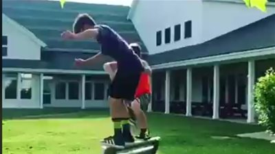 صبي يتعرض لسقطة مروعة على وجه (فيديو)