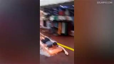 بالفيديو والصور.. سائح بريطاني يستغل عاصفة للحصول على المرح