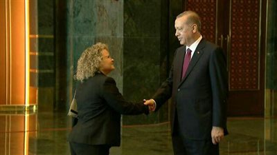 فرحة إسرائيلية بمصافحة أردوغان لدبلوماسية صهيونية بأنقرة