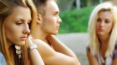 5 علامات تحذيرية تؤكد أن «صديقتك طمعانة في زوجك»