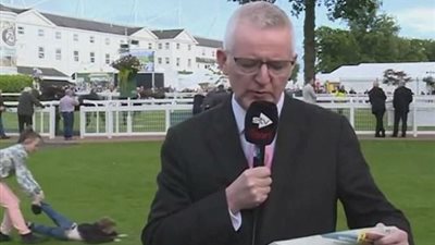 بالفيديو والصور.. طفل يضع فتاة في موقف محرج أثناء بث تلفزيوني