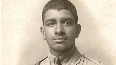 التلميذ محمد نجيب ابن السودان في يوم ميلاده