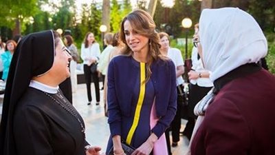 بالصورة.. الملكة رانيا تلتقي والدة الشهيد الكساسبة‎ على مأدبة إفطار
