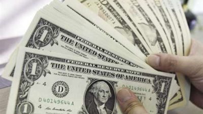 البنوك تضع حدًا أقصى لسحب الدولار للأفراد والشركات