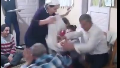 أشخاص ينفذون مقلبا مرعبا في أقاربهم باستخدام إبريق الشاي (فيديو)