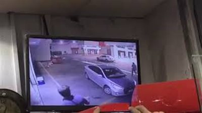 سقوط مروع لرجل حاول منع سرقة سيارته بالسعودية (فيديو)