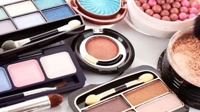 كوارث مستحضرات التجميل.. إغماءات بين طلاب مدرسة بعد رش مزيل عرق.. حرق وجه فتاة بكريم تفتيح البشرة.. الكحل يصيب فتاة سعودية بالعمى.. و«الماسكرا» ضمن قائمة المخاطر