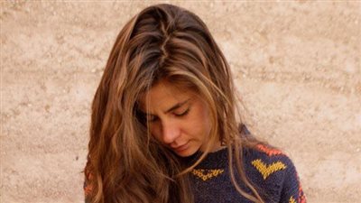 بالصور.. بلوفر الـ«Retro» يُغازل أنوثتك في الشتاء