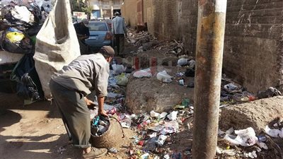 بالصور.. عمال النظافة بالدقهلية: «الساقطون من حسابات المسئولين»