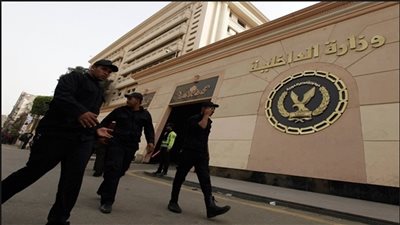 التحقيق في تلقي فردي شرطة رشاوى مالية وجنسية من تاجرتي مخدرات