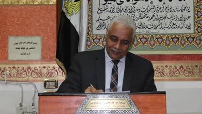 وكيل تعليم أسيوط يستجيب لفتاة طلبت تكريم والدها كأب مثالي