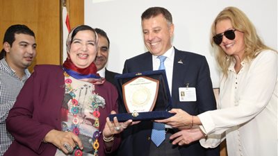 «طب عين شمس» تكرم يسرا خلال احتفالها باليوم العالمي للسرطان