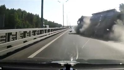 بالفيديو والصور.. لحظة انقلاب شاحنة وقود في روسيا