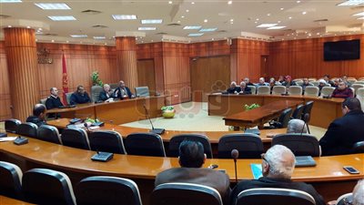 محافظ بورسعيد يلتقي أصحاب المزارع المخالفة بمحيط محور 30 يونيو