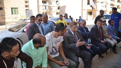 محافظ الإسماعيلية يقدم واجب العزاء لأسرة شهيد شمال سيناء