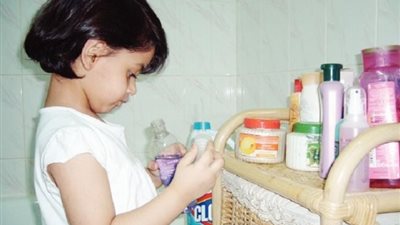 3 خطوات ضرورية لإسعاف طفلك من آثار المواد الكيميائية