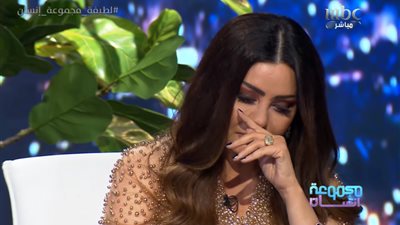 لطيفة تبكي على الهواء: محرومة من أداء العمرة