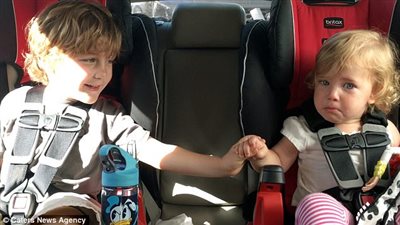 بالفيديو والصور.. طفل يهدئ شقيقته المرعوبة من تنظيف السيارة