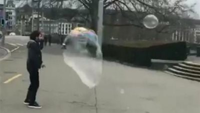 نشطاء يسخرون من فيديو محمد صلاح: «بيجري وراء الفقاقيع»