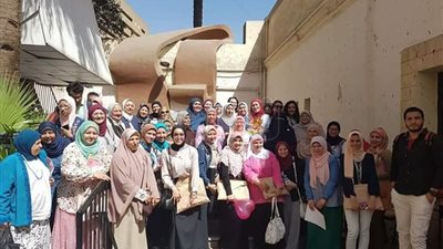 «فنون تطبيقية حلوان» تكرم أمهات أوائل الطلاب في عيد الأم (صور)