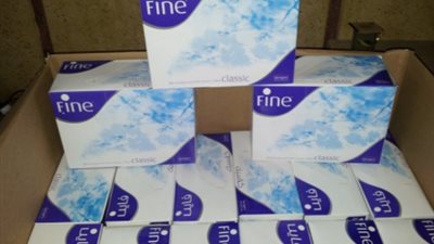 ضبط 1280 عبوة مناديل مقلدة بمصنع في شبرا الخيمة