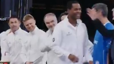 كلايفرت يتجاهل مصافحة مارادونا في مباراة دعائية لـ«فيفا» (فيديو)