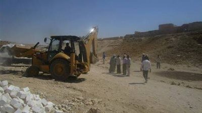 السيسي يكلف القوات المسلحة بإزالة التعديات على أراضي مخرات السيول