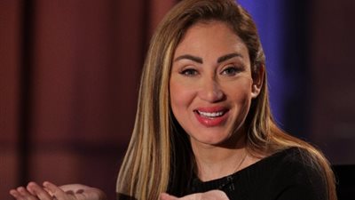 كواليس 10 ساعات في جلسة محاكمة ريهام سعيد.. المحكمة تقضي ببراءتها.. الإعلامية: «كنت بضحك في التحقيق ووكيل النيابة شخط فيا».. والدها: «بنتي طول عمرها مظلومة».. والسجن سنة مع إيقاف ا