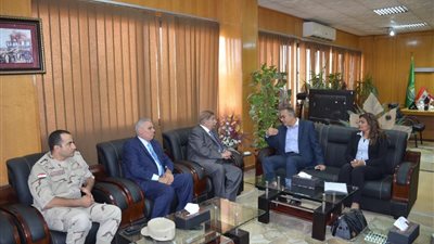 نائب وزير الإسكان يبحث استكمال تطوير عشوائيات الإسماعيلية