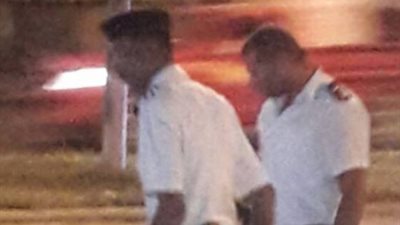 الصور.. شرطيان يصلحان بلاعة أعلى كوبري أكتوبر