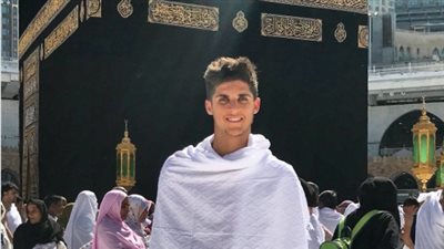 الشيخ يؤدي مناسك العمرة بعد الخسارة من اتحاد جدة