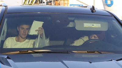 بالصور.. معجب يدفع الحساب لجاستن بيبر في مطعم «Subway»