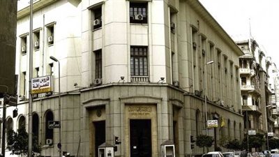 طبيب يطالب البنك المركزى بالكشف عن أرصدة برلماني سابق