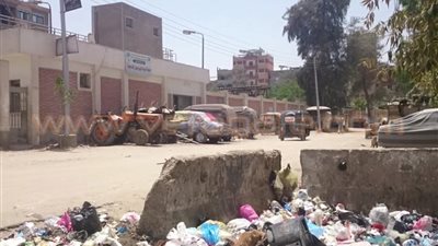 بالصور.. انتشار القمامة أمام محطة مياه أبو زعبل في القليوبية