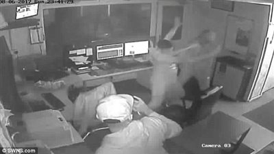 بالفيديو والصور.. ملثم يهاجم موظفين من أصول عربية في بريطانيا